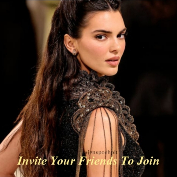 11/1 - Sat - Kardashian Share Group - Picture 5 of 16